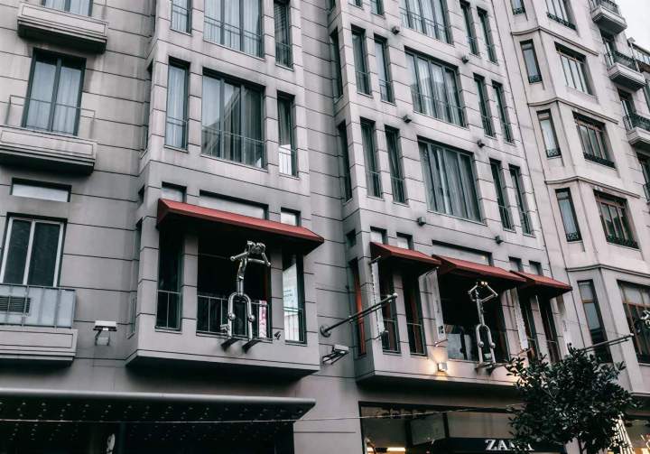Installation de balcons et de rampes bâtiments commerciaux Montréal